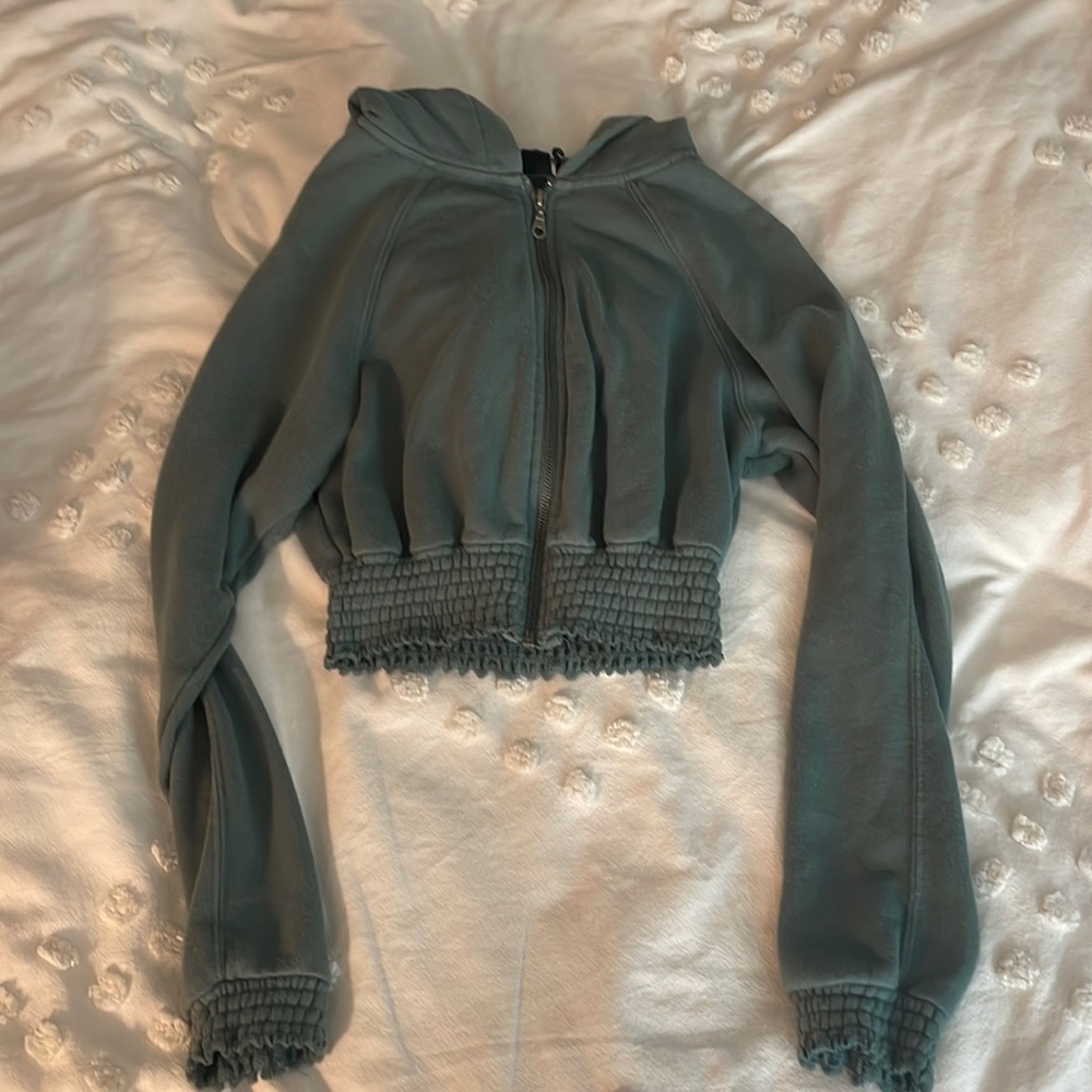 Urban outfitters green cropped zip says it’s a size M but fits like a S